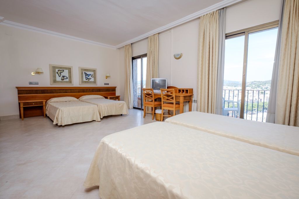 Hotel Montjoi By Brava 3*